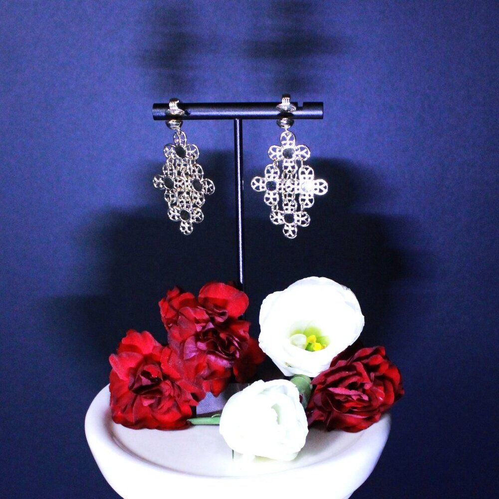 Vintage Sarah Coventry Golden Petals Fashion Clip-on Earrings